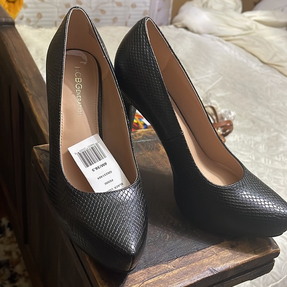 BCBG platform pump - Picture 3 of 5